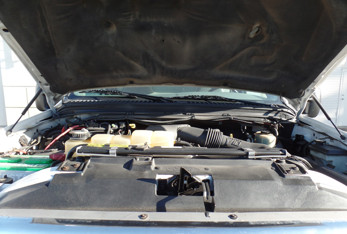 2002 Frod F-450 Dump Truck - Engine Compartment 