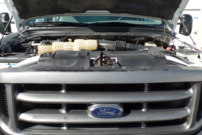 2003 Ford F-450 XL Dump Truck - Engine Compartment