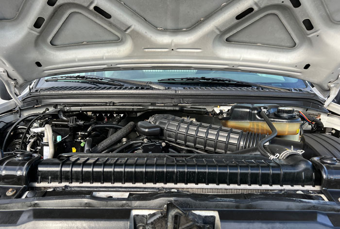 22006 Ford F-450 9' Stakebed - Engine Compartment
