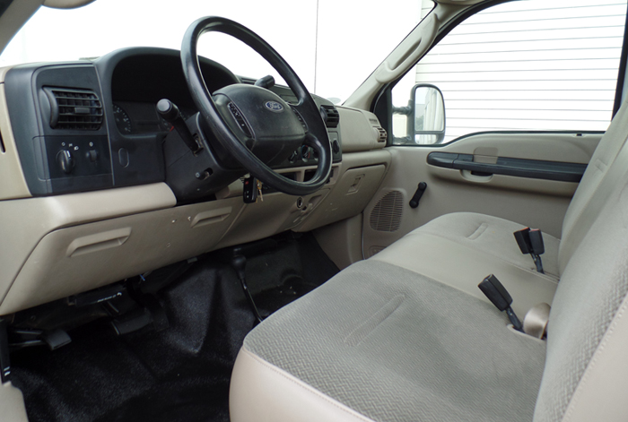 2007 Ford F-550 4 x 4 Cab & Chassis - Inside Driver