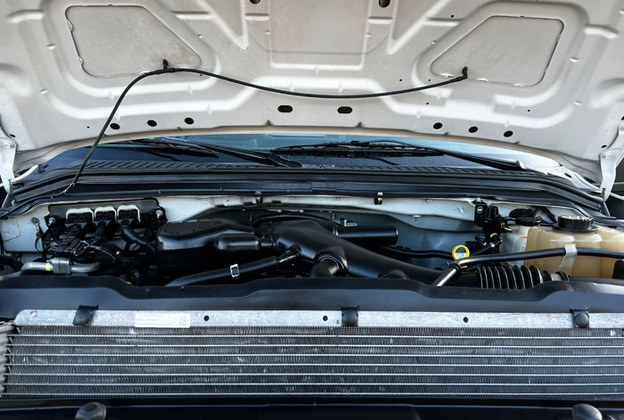 2008 FOrd F-450 4WD 11' Utility - Engine Compartment