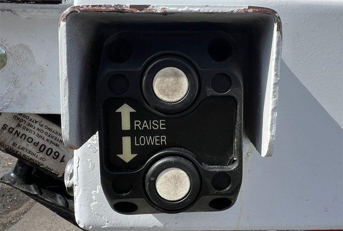 2012 Ford F-350 10' Flatbed - Controller