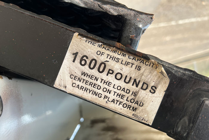 2012 Ford F-350 10' Flatbed - Liftgate Capacity Label